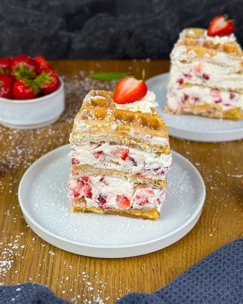 Waffeltorte geschichtet mit Mascarpone und Erdbeeren