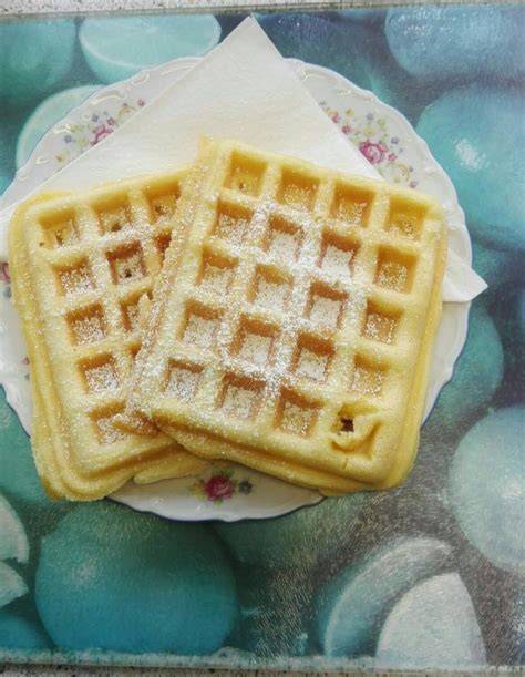 Waffelvariationen: Puderzucker, Apfelmus, frische Beeren