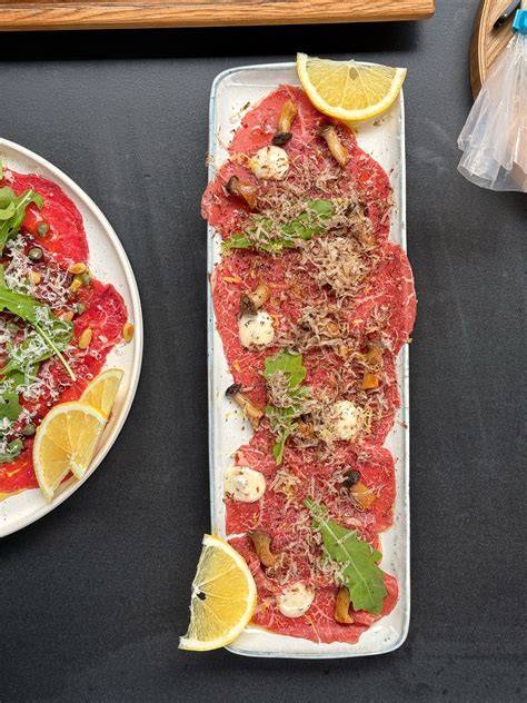 Wagyu Carpaccio mit gebratenen Kräutersaitlingen