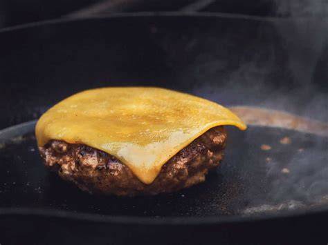 Wagyu Patties in der Pfanne mit schmelzendem Käse