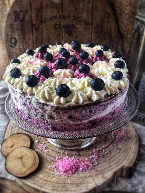 Waldbeer-Joghurt-Torte, frische Beeren, Tortenstücke