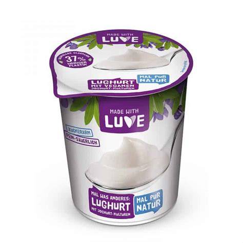 Waldbeercreme, verschiedene Beerensorten, veganer Joghurt