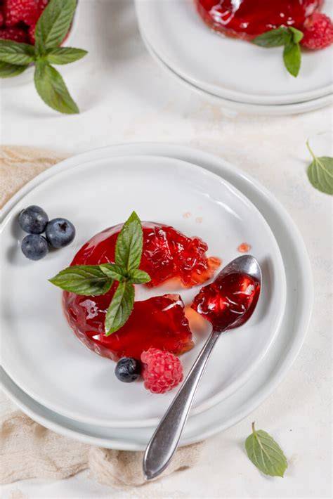 Waldbeeren-Dessert-Serviert