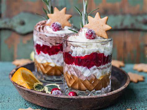 Waldbeeren-Tiramisu im Glas, mit Schokokeksen geschichtet