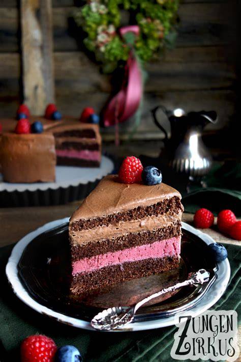 Waldbeeren-Torte mit frischer Beerencreme