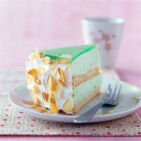 Waldmeister Torte mit frischer Dekoration auf weißem Hintergrund