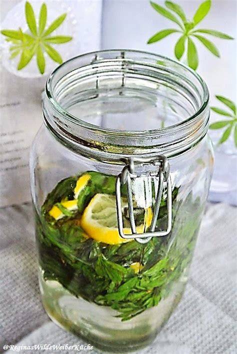 Waldmeistersirup im Glas