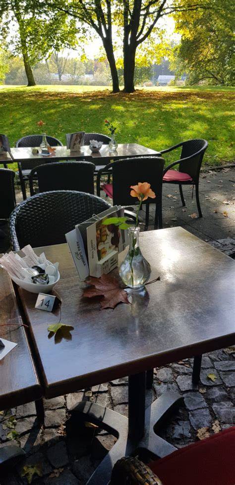 Waldweg zum Café Knoops Park mit Hühnern