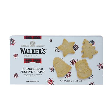 Walkers Shortbread in köstlichen Formen auf einem Holzbrett
