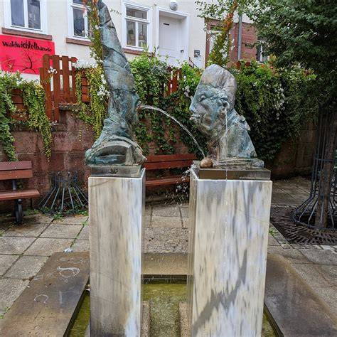 Walldürn Schalkbrunnen mit Lebkuchenherz und Pilgersymbolen