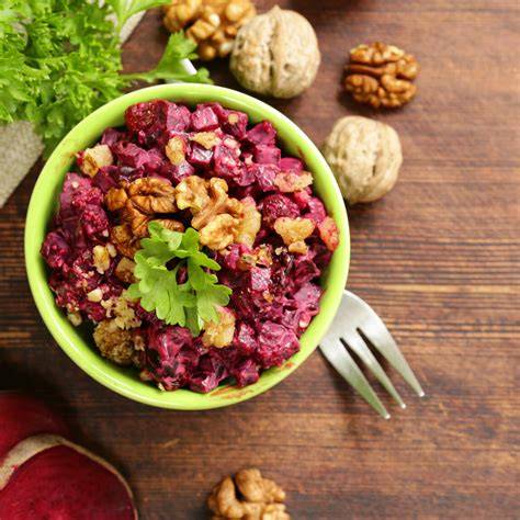 Walnüsse als Topping auf Salat