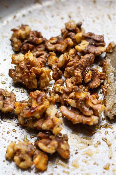Walnüsse karamellisiert mit Honig in Pfanne