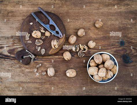 Walnüsse und Marzipan auf Holzbrett