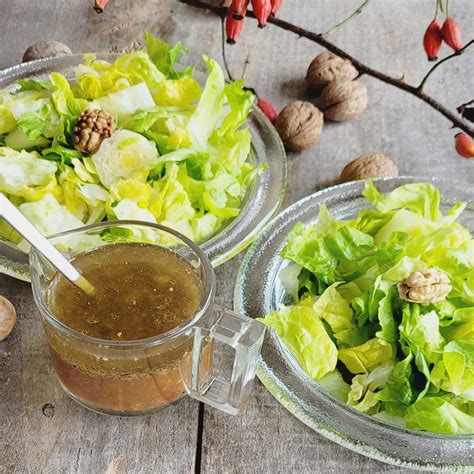 Walnussöl über Salat träufeln