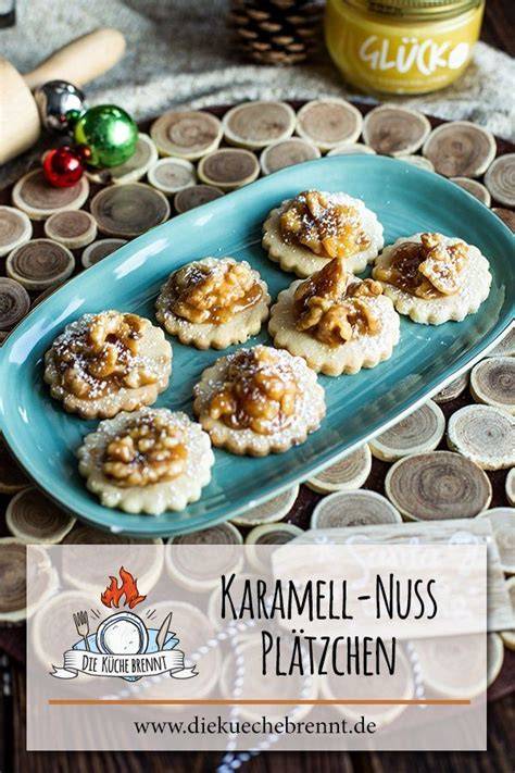 Walnuss Karamell Plätzchen auf einem weihnachtlich geschmückten Teller