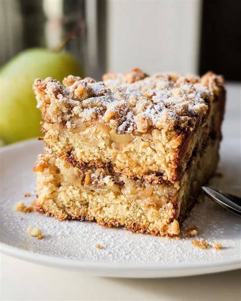 Walnuss Streusel Kuchen angerichtet auf einem Holzbrett