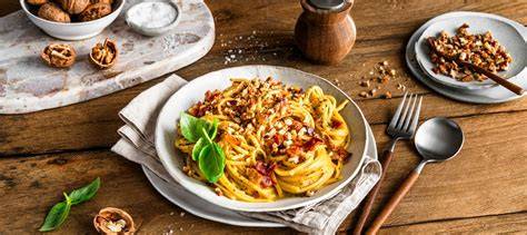 Walnuss-Honig-Plätzchen auf einem rustikalen Holztisch, mit Walnüssen und Honigglas angerichtet