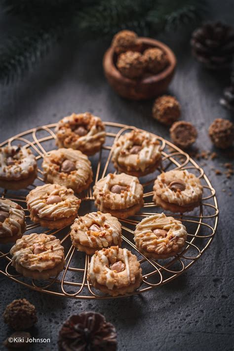 Walnuss-Mandel Plätzchen auf Gitter