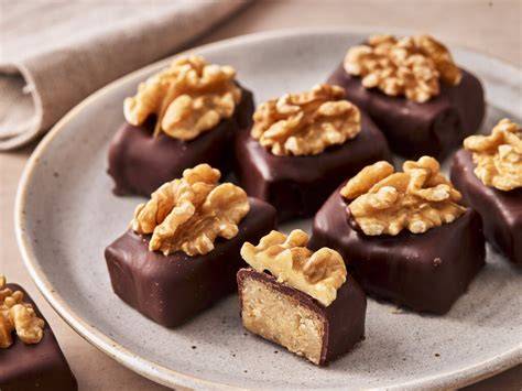 Walnuss-Marzipan-Pralinen - fertige Kugeln