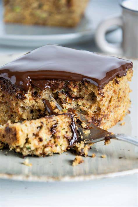 Walnuss-Schokoladenkuchen mit Schokoglasur und Dekoration