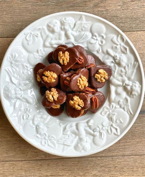 Walnussherzen mit Marzipanfüllung und Schokoladenglasur