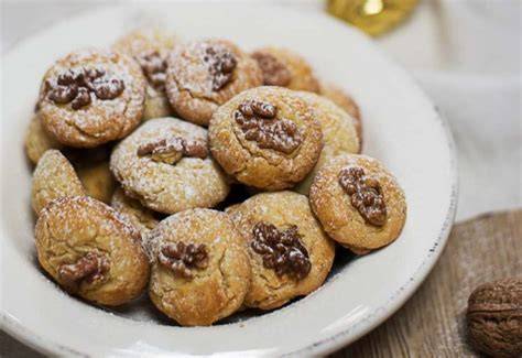 Walnusskekse vom Blech, halb in dunkle Kuvertüre getunkt mit Nuss-Topping