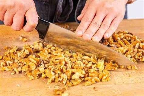 Walnusskerne rösten und hacken