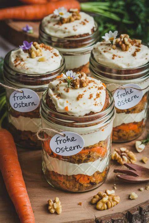 Walnussmousse im Glas mit gehackten Walnüssen