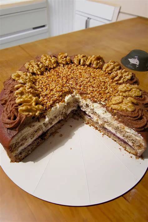 Walnusstorte mit Puddingfüllung, Schichtaufbau (Boden, Pudding, Krokant), Serviervorschlag