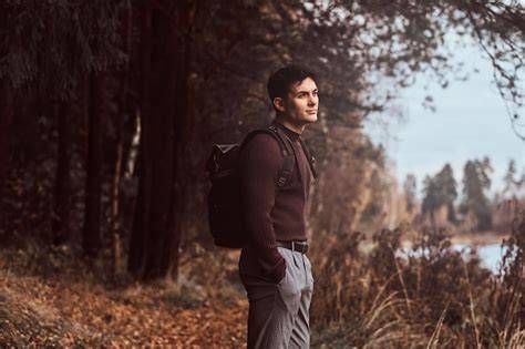 Wanderer mit Waffle Knit Pullover im Herbstwald