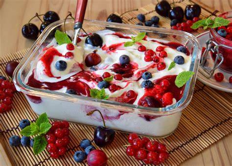 Warme Beeren mit Sahne und Streuseln