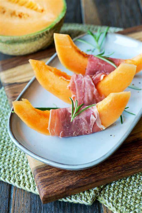 Warme Melone und gegrillte Beeren auf einer Servierplatte