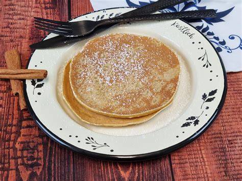 Warme Pfannkuchen mit Zimt-Zucker und frischem Kompott