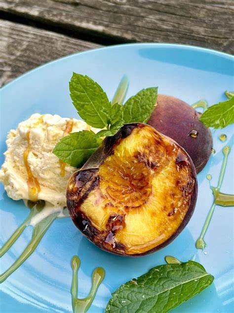 Warme Pfirsiche vom Grill mit Honig, Ricotta und Minze