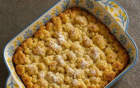 Warmer Apfelcrumble in Auflaufform