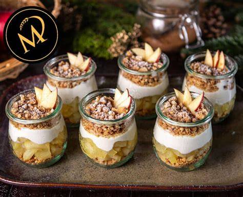 Warmer Apfelkuchen im Glas mit Schlagobers