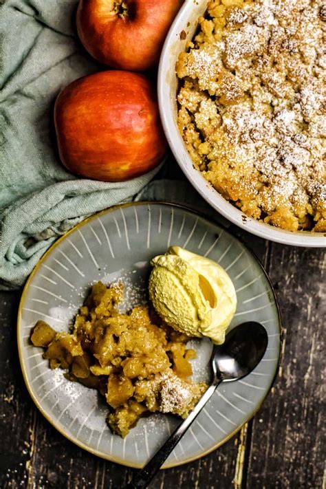 Warmer Apple Crumble mit Vanilleeis
