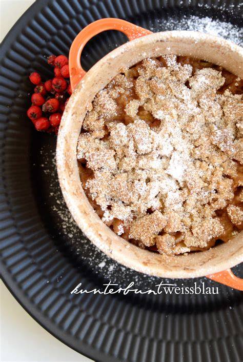 Warmer Apple Crumble mit goldbraunen Streuseln