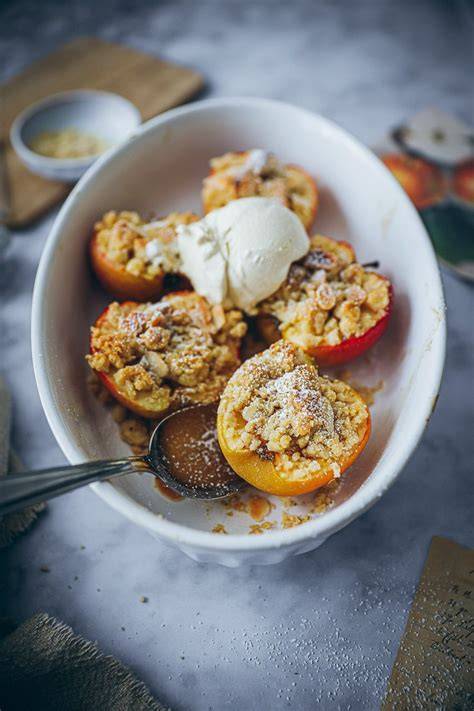 Warmer Bratapfel mit Crumble und veganer Vanillesoße