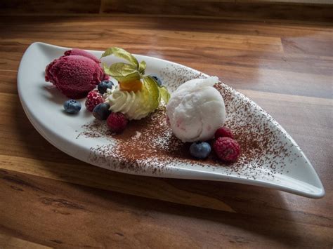 Warmer Brownie mit frischem Sorbet als Dessert