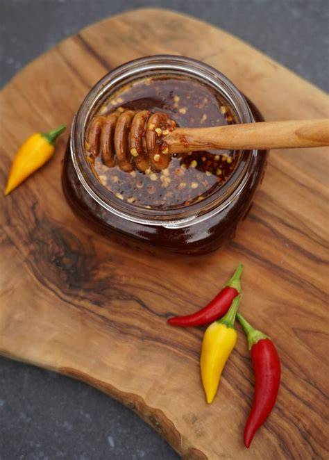 Warmer Honigglas mit Chiliflocken als Hot Honey
