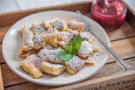 Warmer Kaiserschmarrn mit Puderzucker