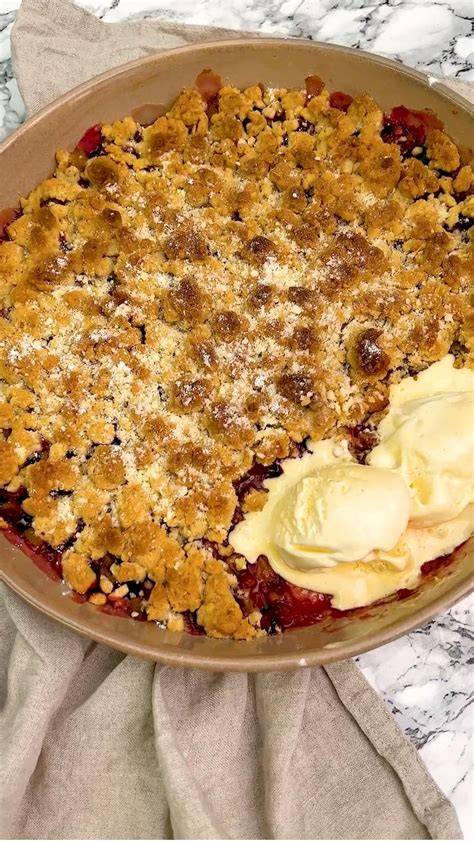 Warmer Schoko-Kirsch-Crumble mit Bourbon-Vanille-Soße
