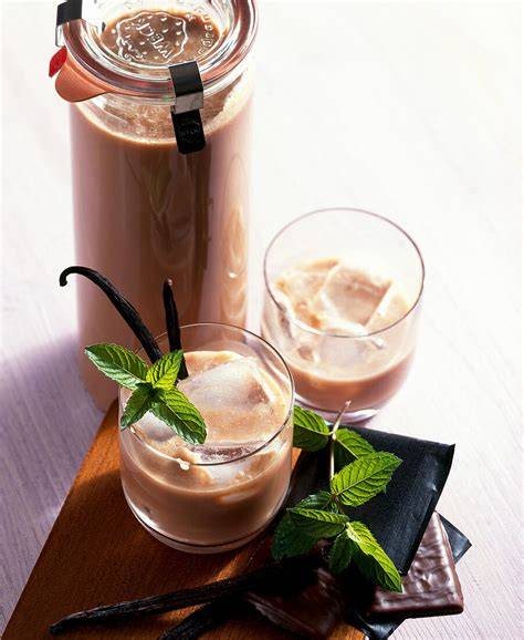 Warmer Topf mit schmelzender After Eight Schokolade in Sahne