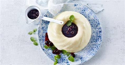 Warmer Vanillepudding über Johannisbeersoße