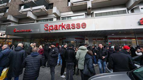 Wartende Kunden vor einem Marzipangeschäft zu Weihnachten