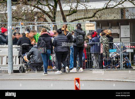 Warteschlange vor Lindt-Shop in Stuttgart