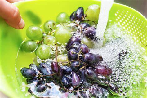 Waschen und Halbieren von Weintrauben