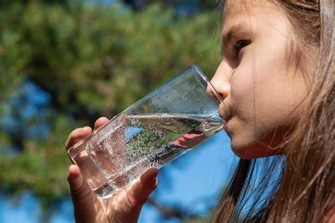 Wasser als Hauptgetränk für Kinder