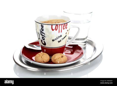 Wasserglas neben Espresso mit Schokoladenstück